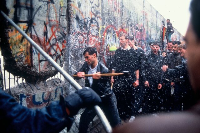 Berlin breaking-wall-water